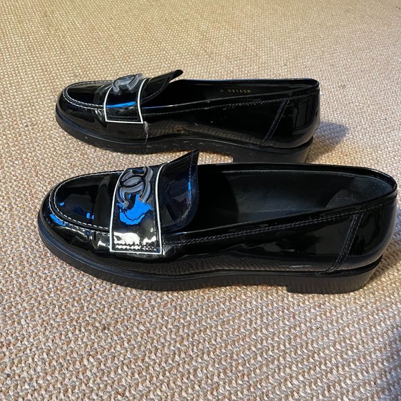 ULTRA RARE Chanel 2019 Interlocking CC Logo Loafers. Fits like 8.5. - Picture 5 of 6